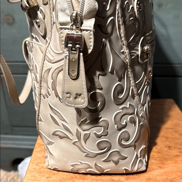 Elegant Floral Embossed Beige Handbag - Picture 4 of 9